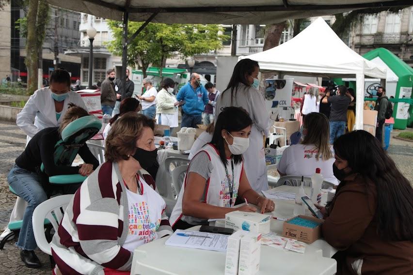 Profissionais de saúde atendem munícipe em tenda montada na praça. #pracegover