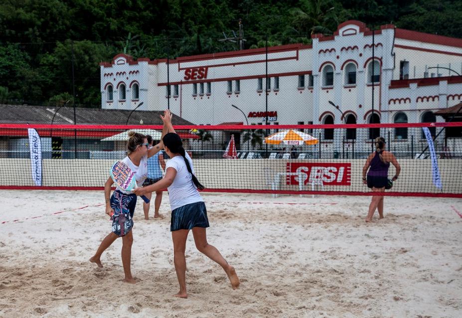 disputa de beach tennis entre mulheres. #paratodosverem