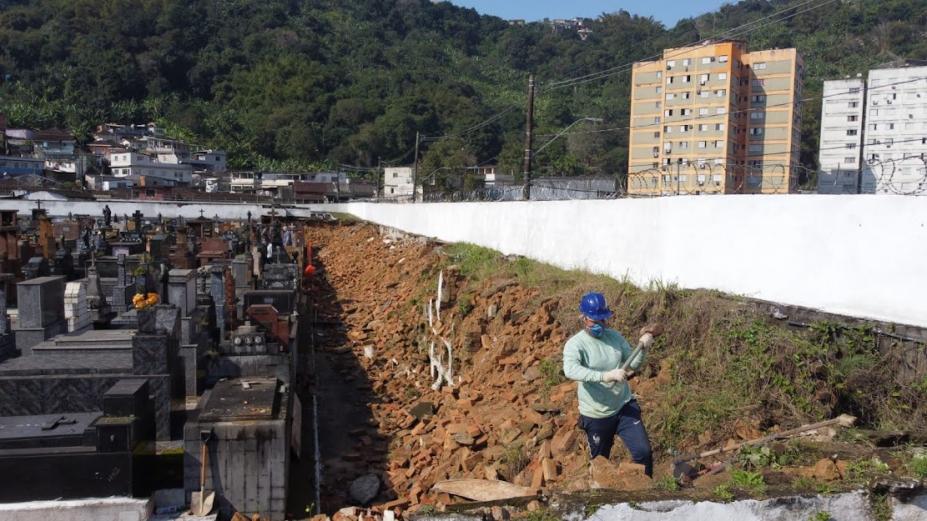 Homem trabalha em obra próximo a parede do cemitério. #paratodosverem