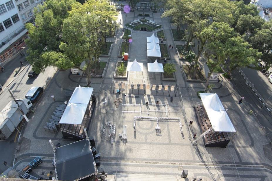 Foto aérea da Praça Mauá com estrutura montada #paratodosverem