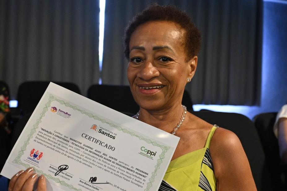 idosa mostra certificado #paratodosverem