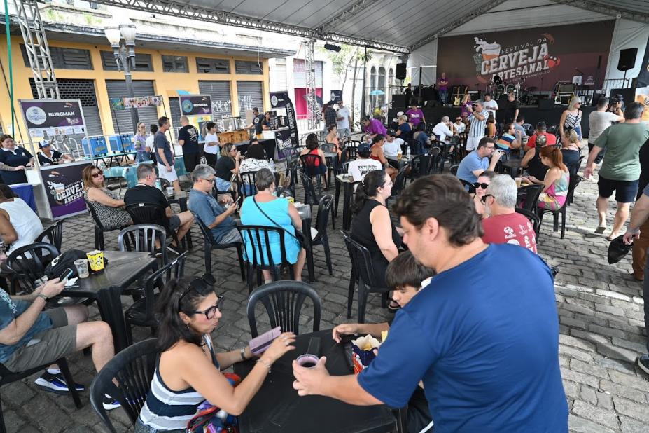 pessoas bebendo cerveja no evento #paratodosverem