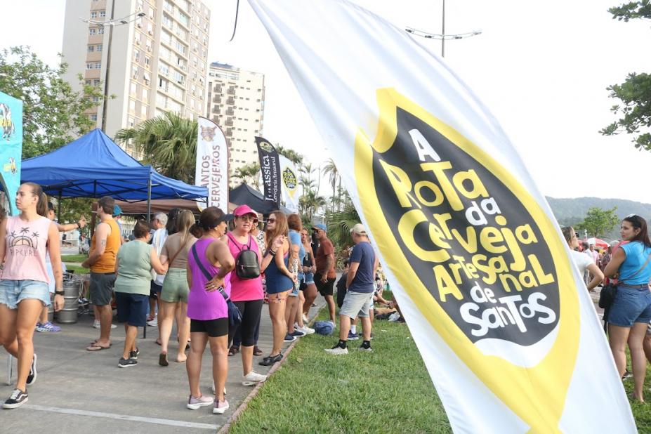 pessoas caminhando no evento #paratodosverem