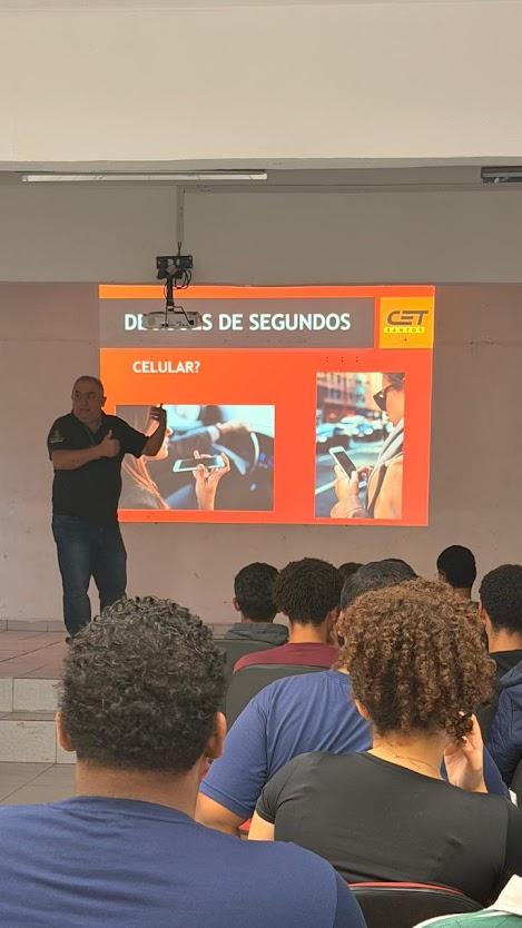 homem fala a alunos sentados #paratodosverem 