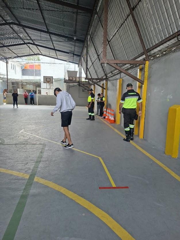jovem anda por quadra com venda nos olhos #paratodosverem 