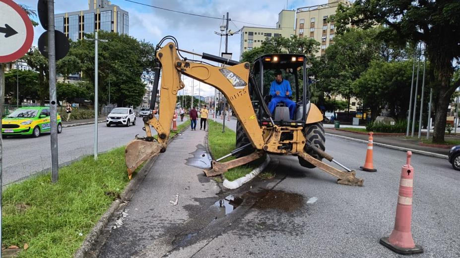 máquina atuando na ciclovia #paratodosverem