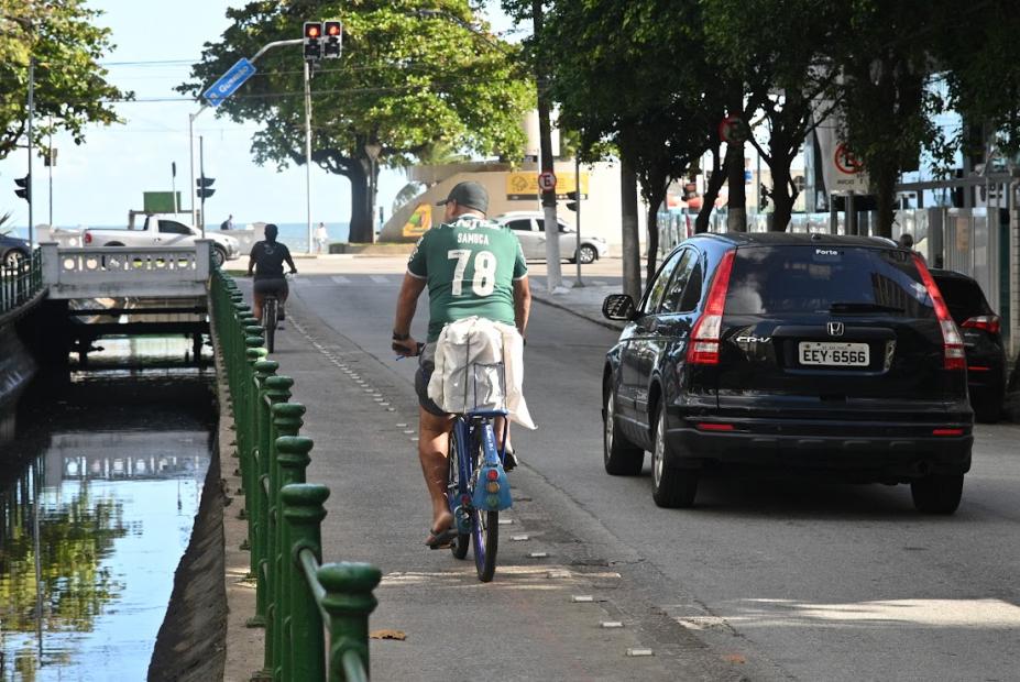 trecho da ciclovia com ciclistas trafegando #paratodosverem