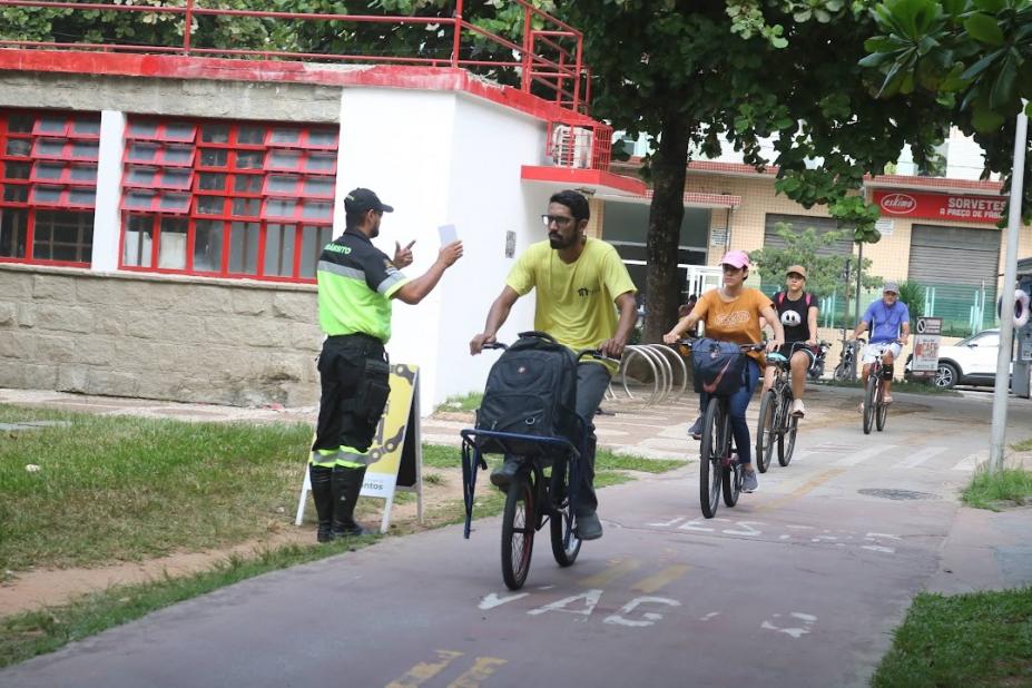 agente faz ação educativa na ciclovia #paratodosverem