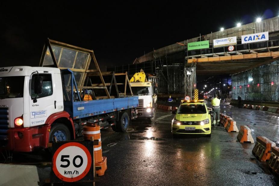 viatura e caminhão em área de interdição das obras #paratodosverem 