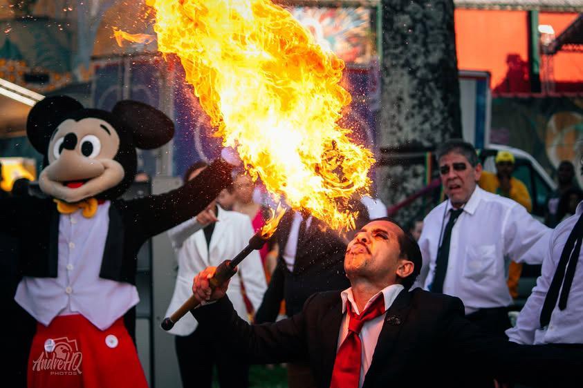 homem cospe fogo em espetáculo #paratodosverem