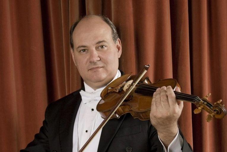Cláudio Cruz segura violino. #pratodosverem