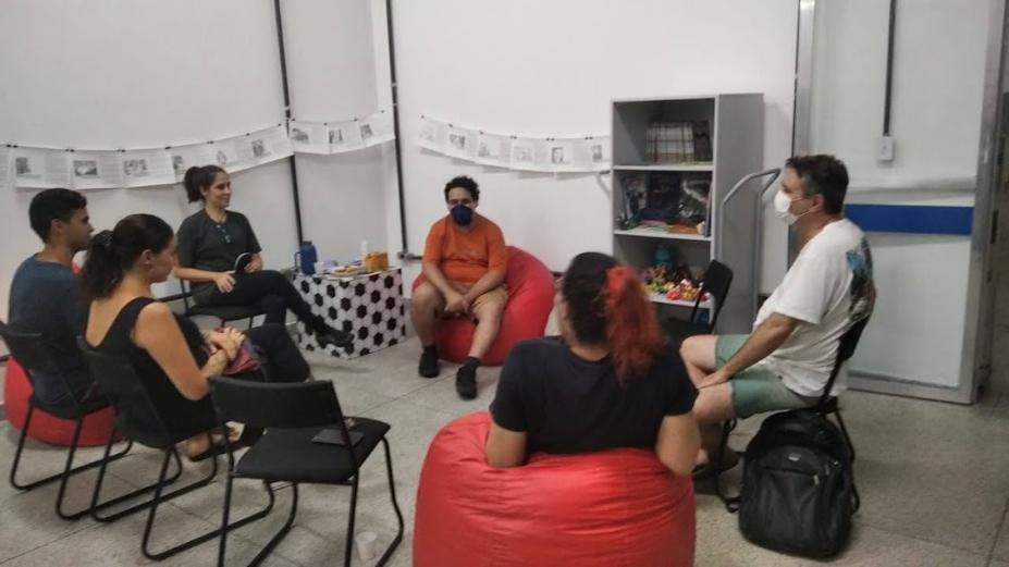 pessoas estão reunidas em roda de conversa. #paratodosverem