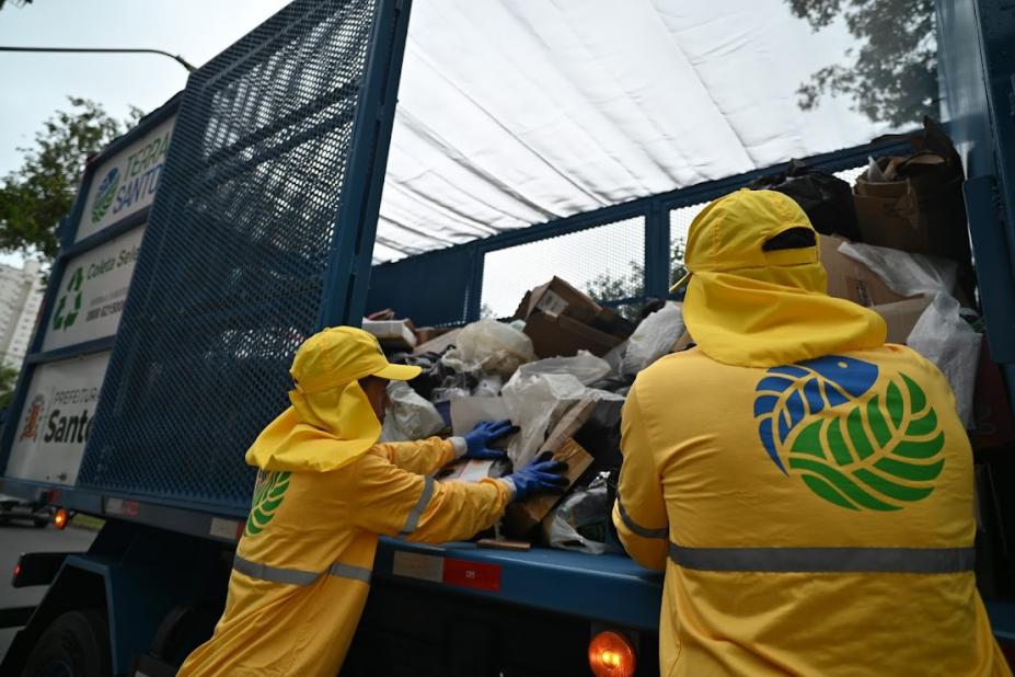 operários fazendo coleta seletiva #paratodosverem