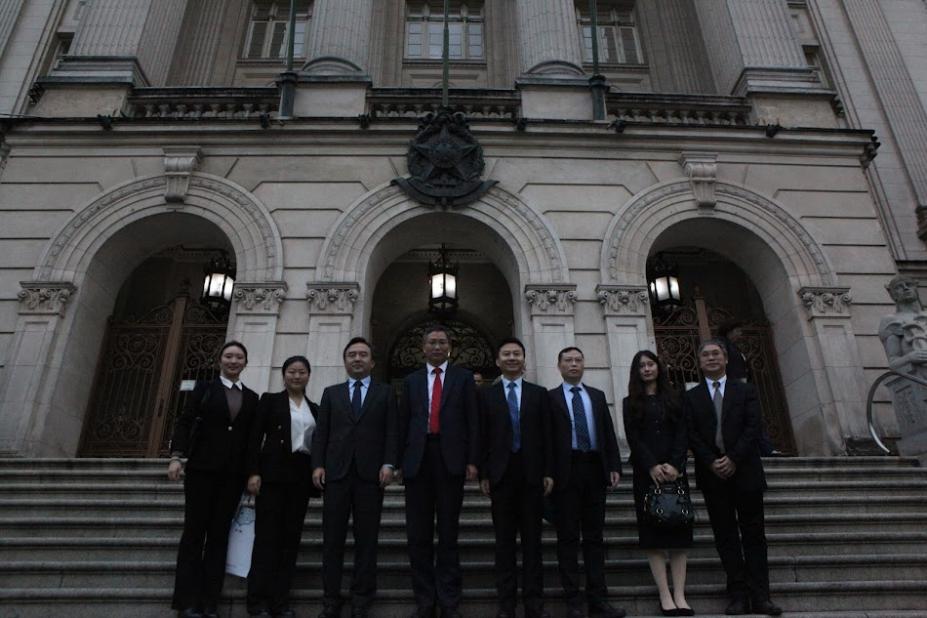 comitiva de chineses posa para foto na escadaria do paço . #paratodosverem