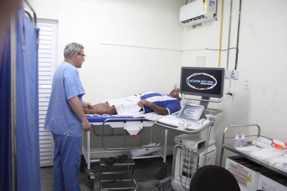 técnico faz exame em homem deitado #paratodosverem