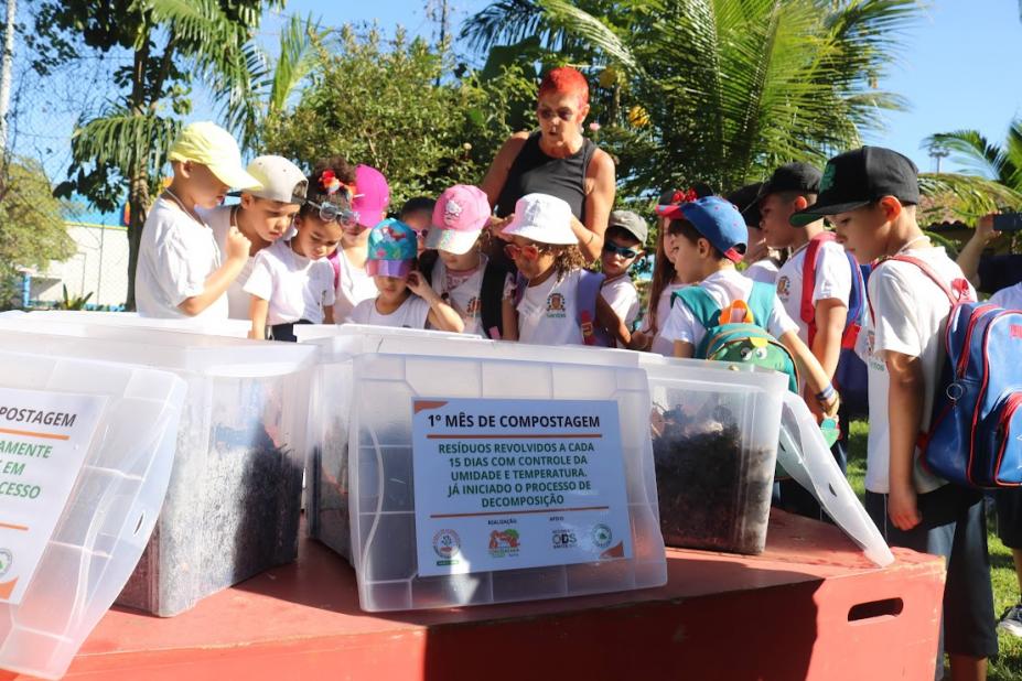 crianças olhando caixa de compostagem #paratodosverem 