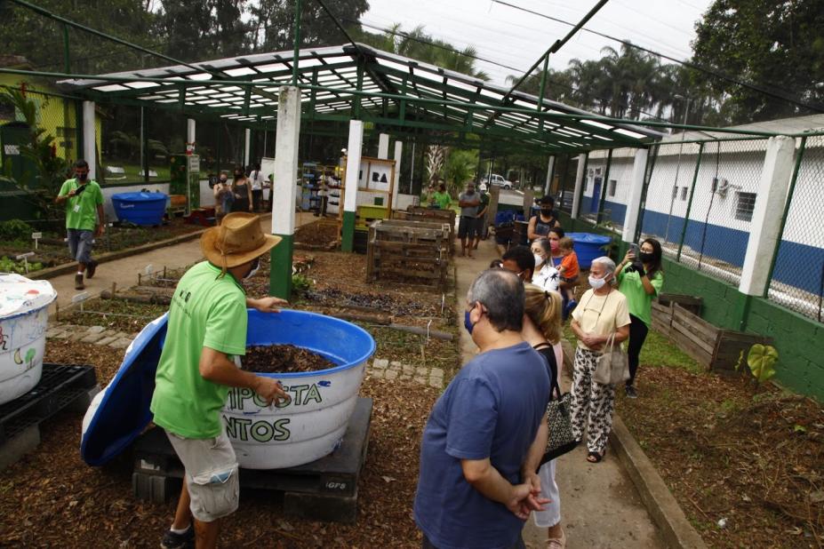 Canteiro de mudas de plantas com pessoas assistindo a orientações sobre sistema de compostagem. #aratodosverem
