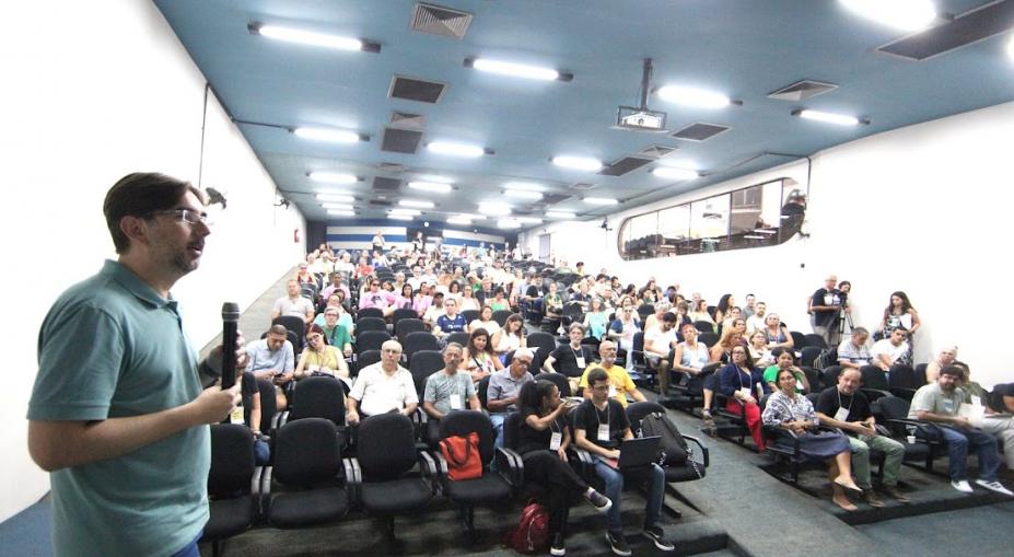 secretário fala a participantes da conferência #paratodosverem