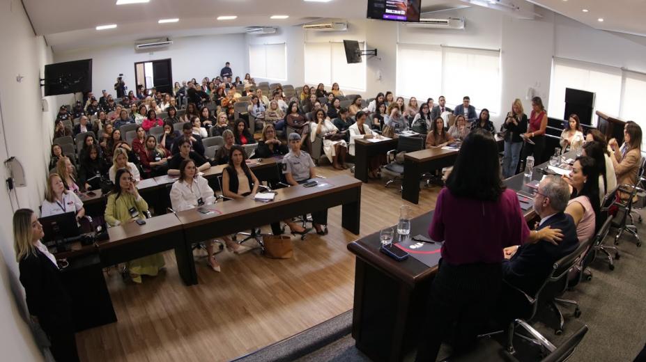pessoas acompanhando o evento #paratodosverem 