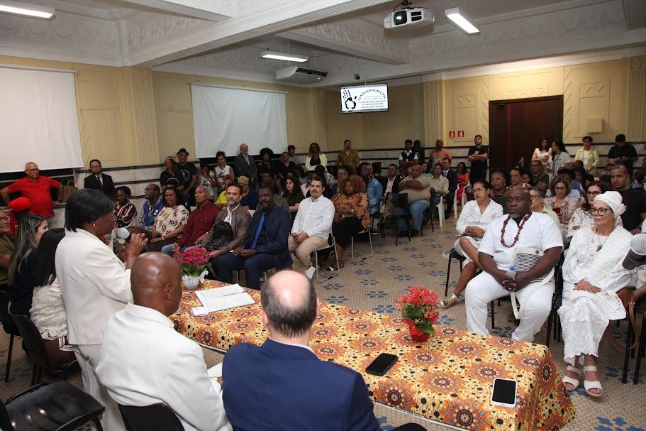 mesa com platéia ao fundo #paratodosverem