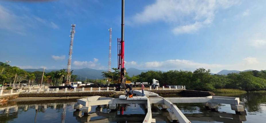 estrutura de vigas sobre o mar. #paratodosverem