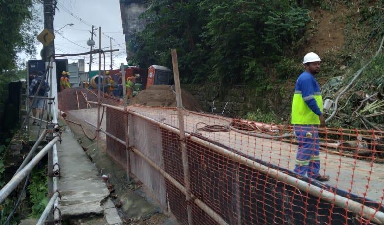 Estrutra de obras armada com funcionários no pé do morro #paratodosverem