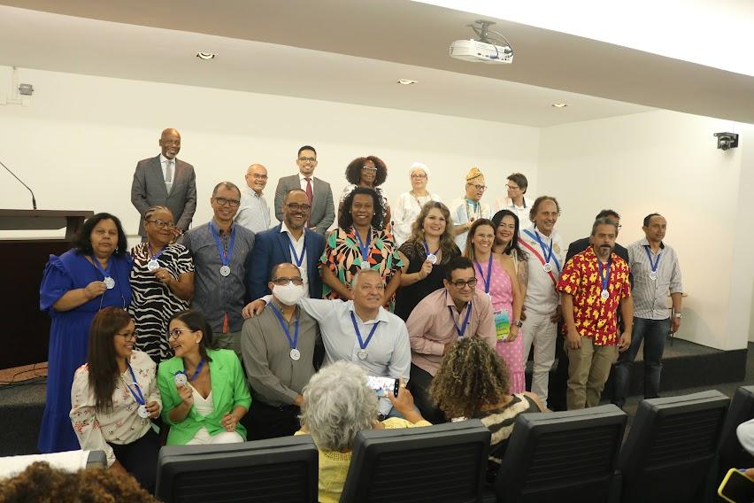 Homenageados posam para foto com medalhas.  #paratodosverem