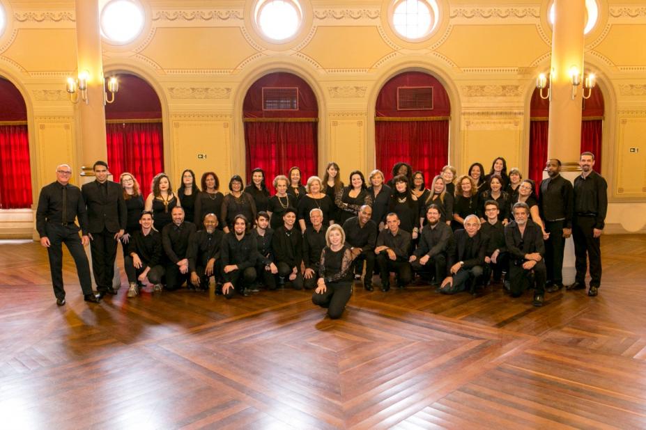 integrantes do coral posam para foto em salão #paratodosverem