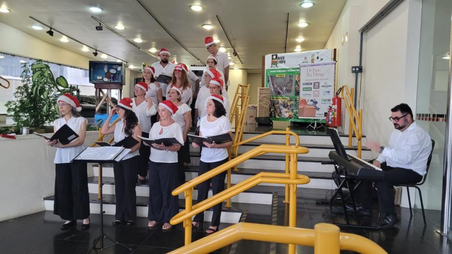 votsl dr sptrdrnyns à frente de uma escadaria em ambiente decorado de natal. #paratodosverem 