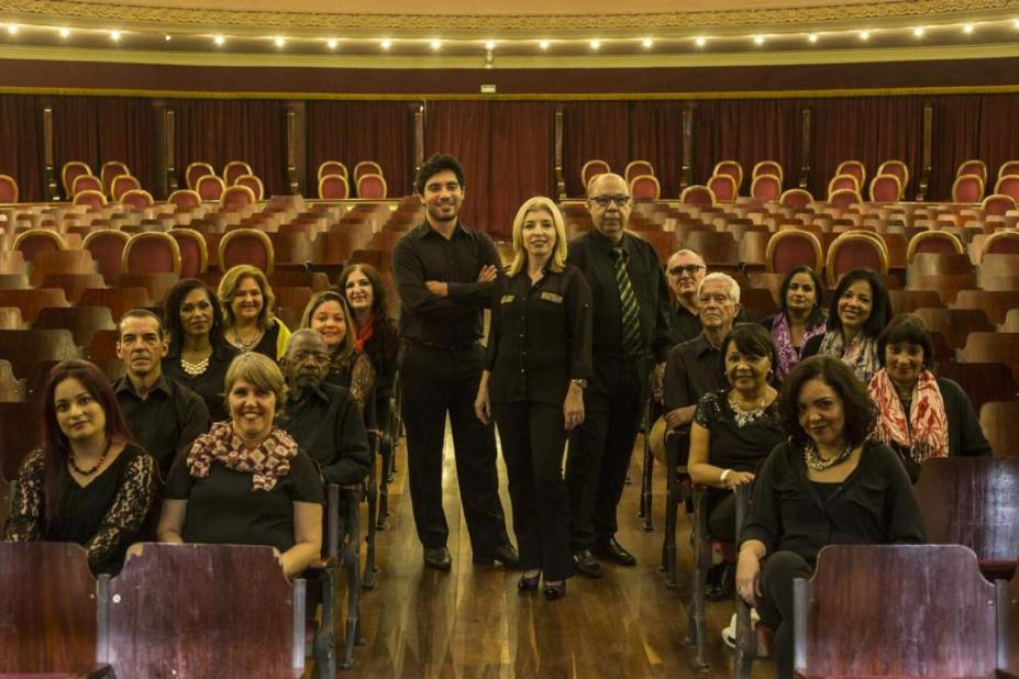 O coral municipal de Santos posa para foto em teatro. #Paratodosverem