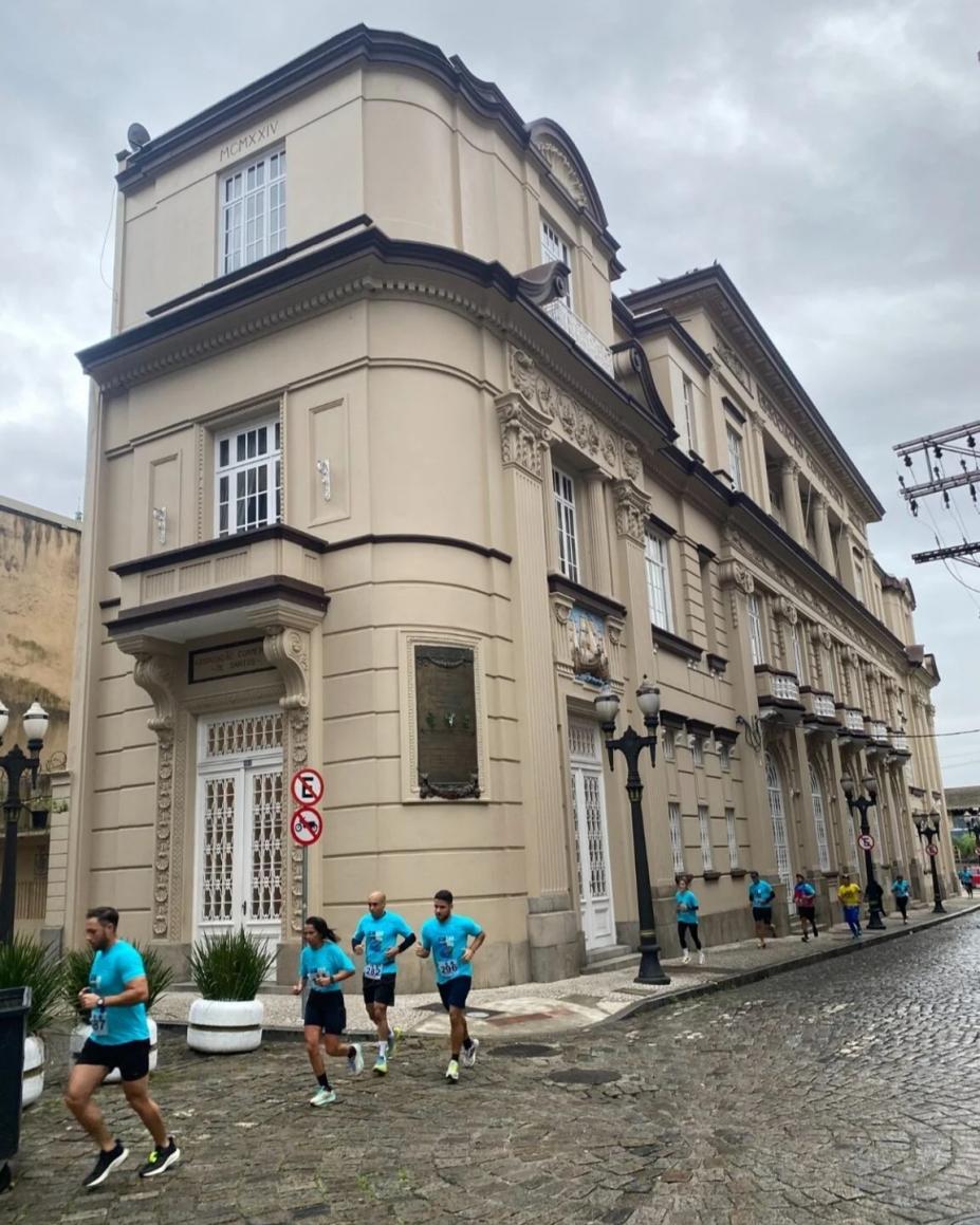 Corridores em frente à ACS. #Paratodosverem