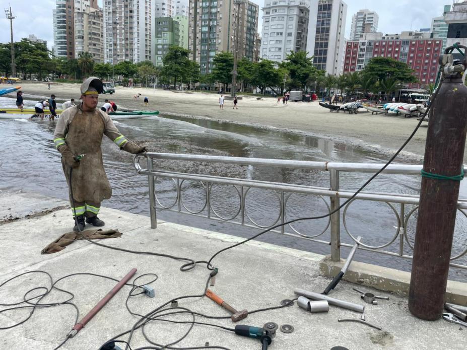 operário atuando em corrimão #paratodosverem