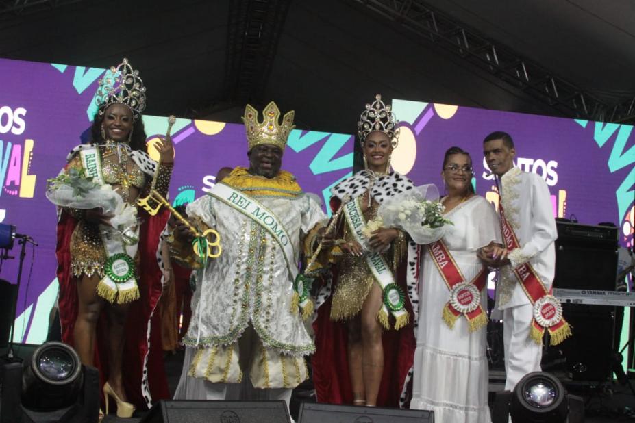 Corte carnavalesca é coroada e posa para foto. #paratodosverem