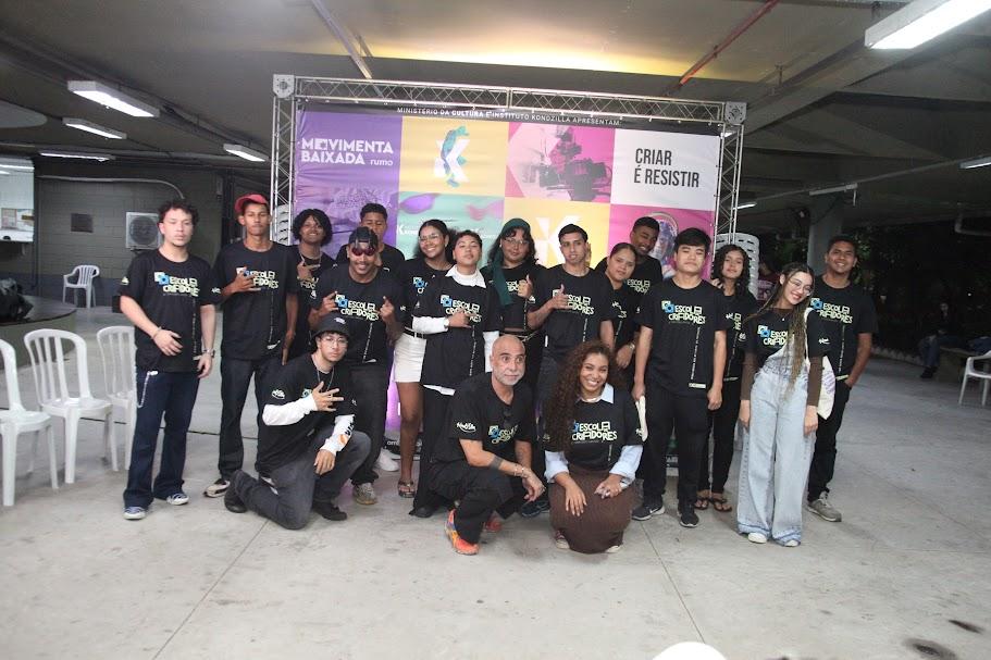 grupo vestindo preto posa pra foto #paratodosverem