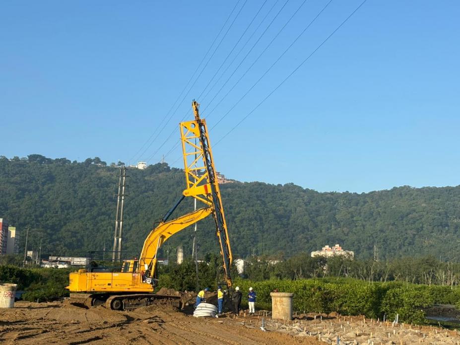 máquina atuando na obra #paratodosverem 