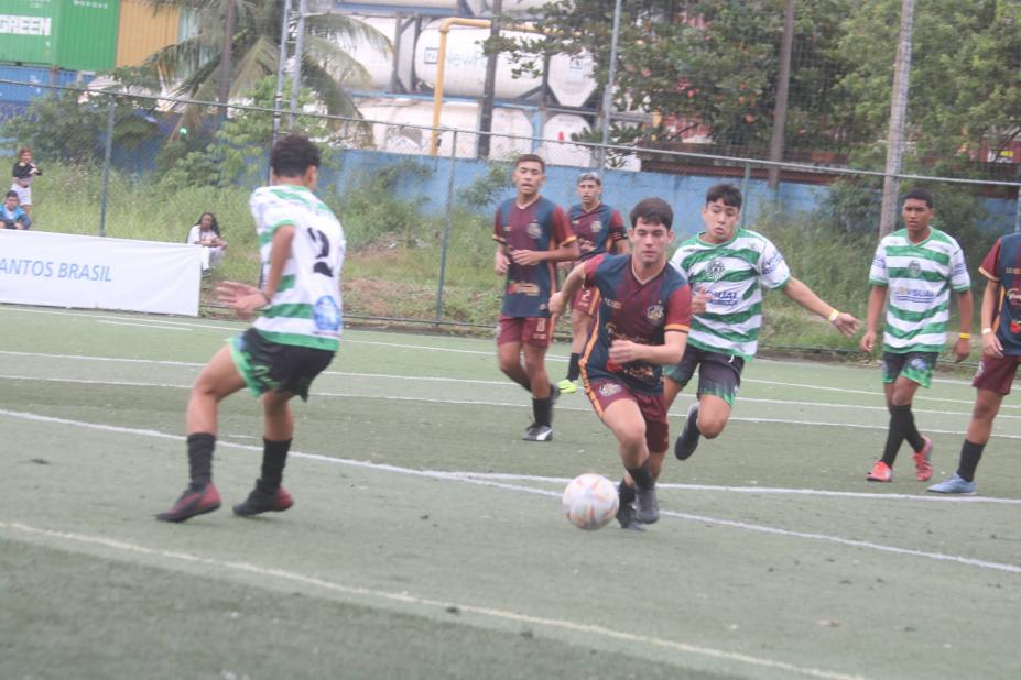 meninos jogam bola em campo. #paratodosverem