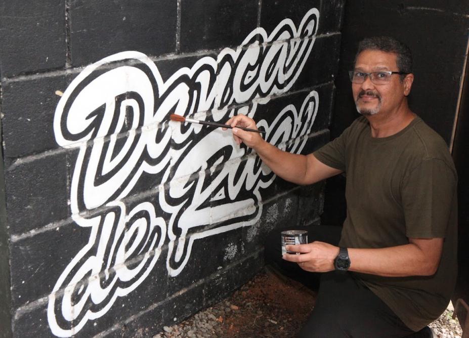 Servidor posa ao lado de placa #paratodosverem 