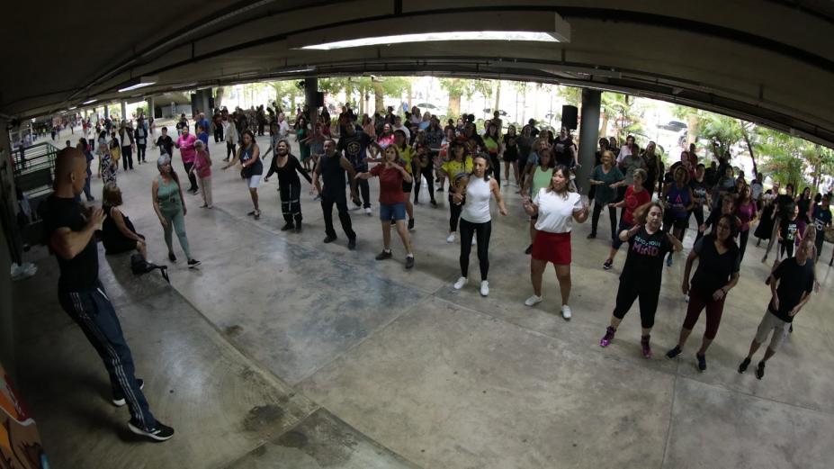 pessoas em aula de dança #paratodosverem