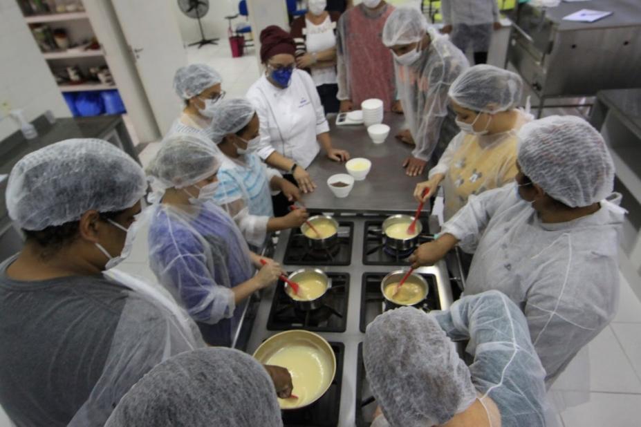 Mulheres cozinhando em curso dentro da vila criativa #paratodosverem