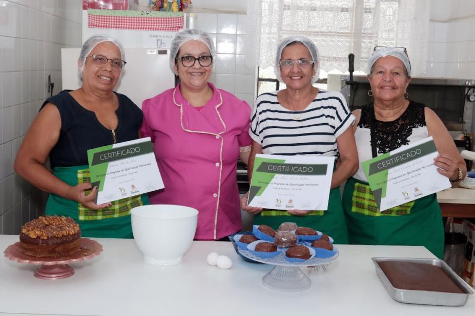 alunas mostram certificados #paratodosverem