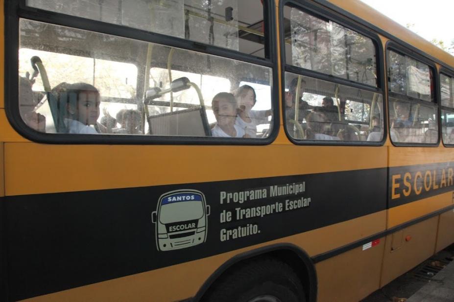 close de veículo escolar com crianças dentro. #paratodosverem