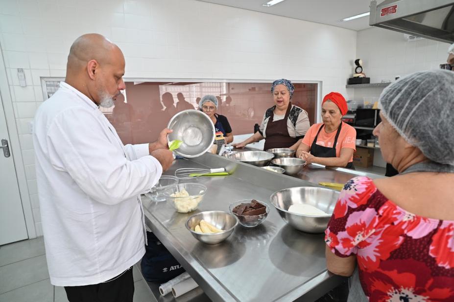 mulheres participando de curso na casa da mulher #paratodosverem