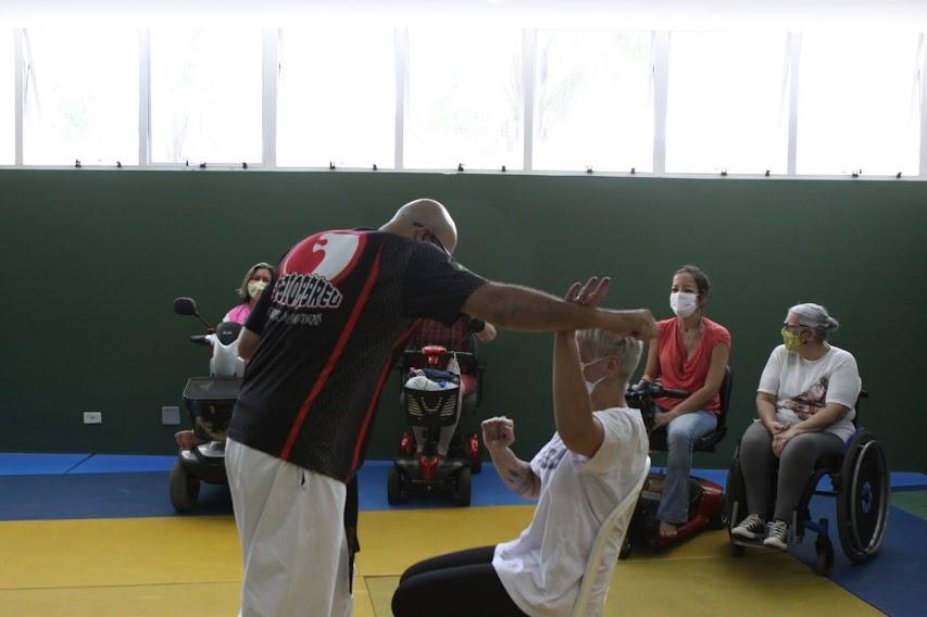 Professor ensina técnica de defesa pessoal para cadeirante. #pracegover