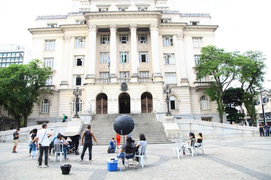 equipe de gravação de imagem com equipamentos na  praça mauá, em frente ao paço municipal. #paratodosverem