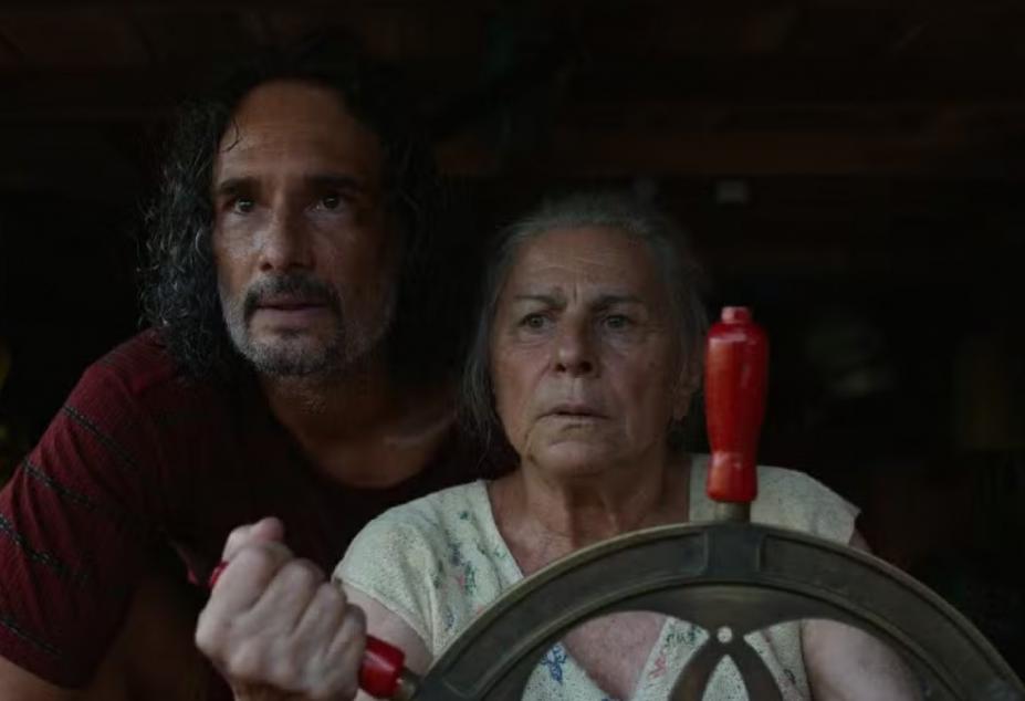 homem e mulher em cena de o ultimo azul #paratodosverem 