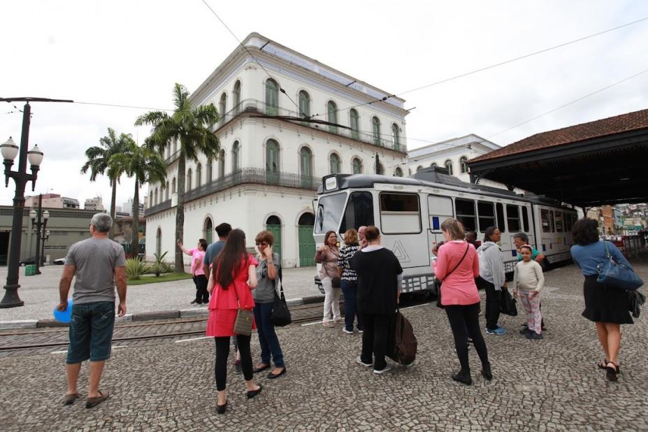 Pessoas em frente ao bonde #paratodosverem