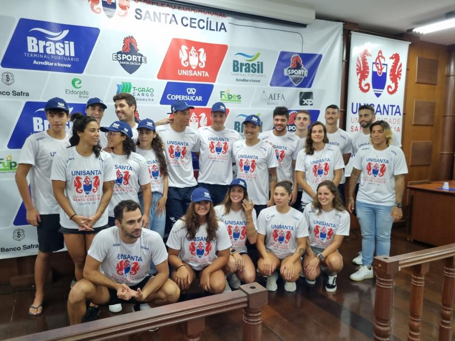 equipe posa para foto com  a campeã Ana Marcela. #paratodosverem