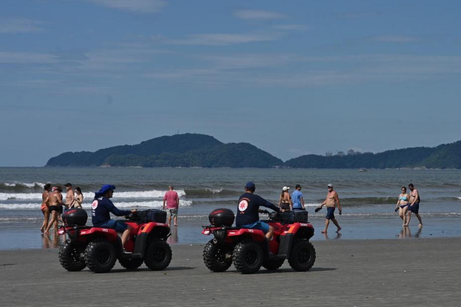 Dois quadriciclos na faixa de areia #paratodosverem
