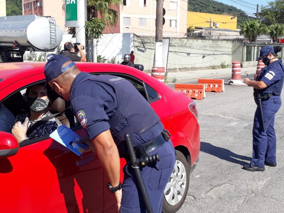 guarda fala com integrante de veículo #paratodosverem 