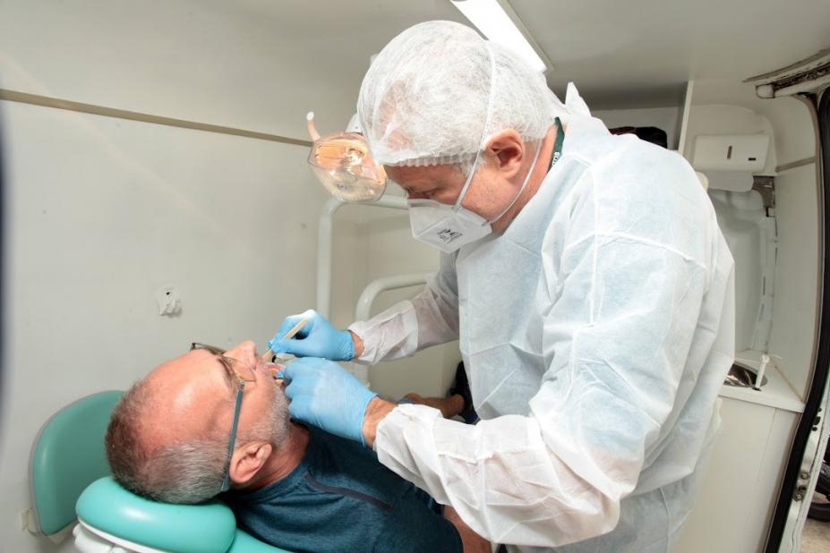 dentista examina boca de paciente. #paratodosverem 